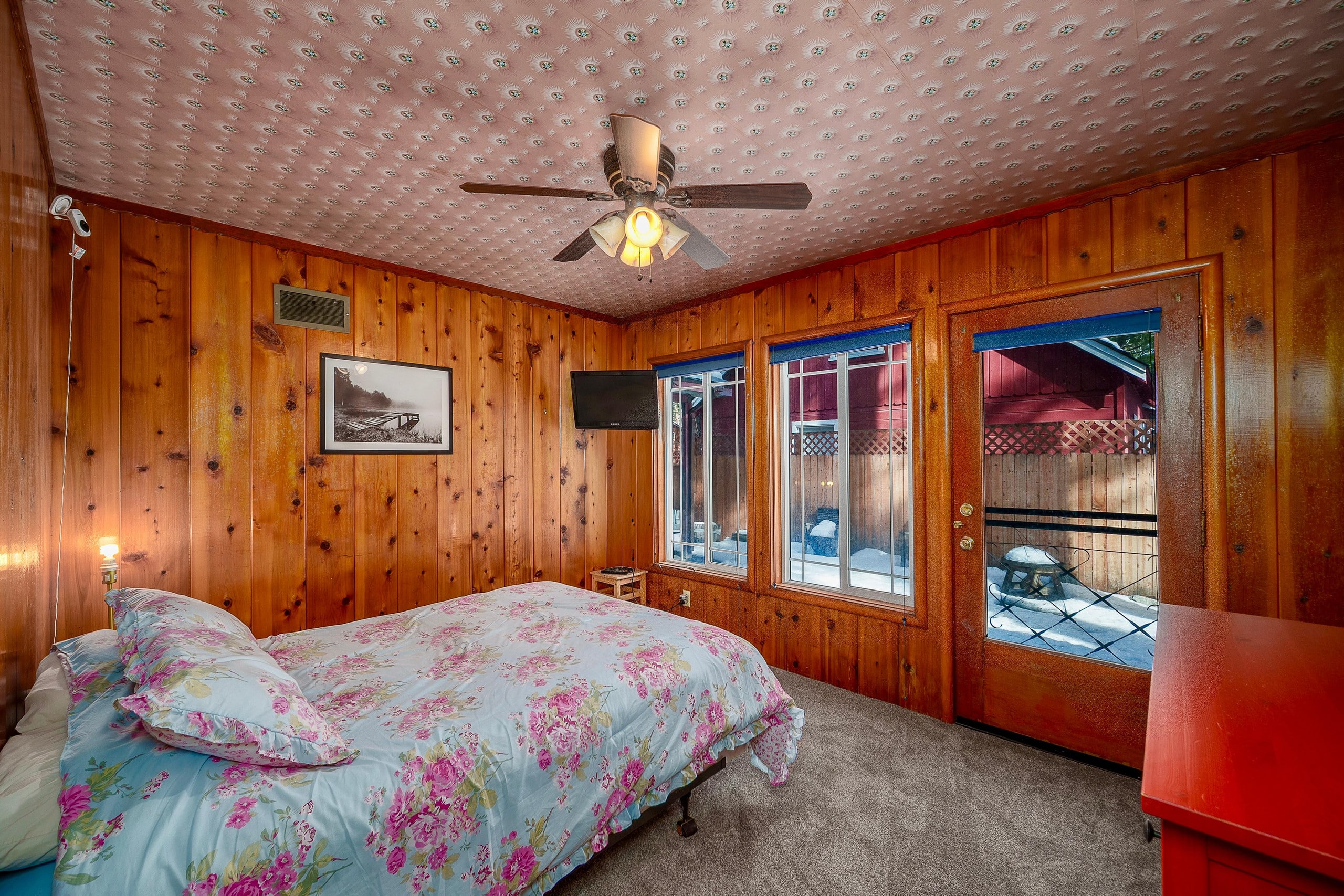 Home in South Lake Tahoe · 3 bedrooms · 5 beds · 2 private baths - Image 19