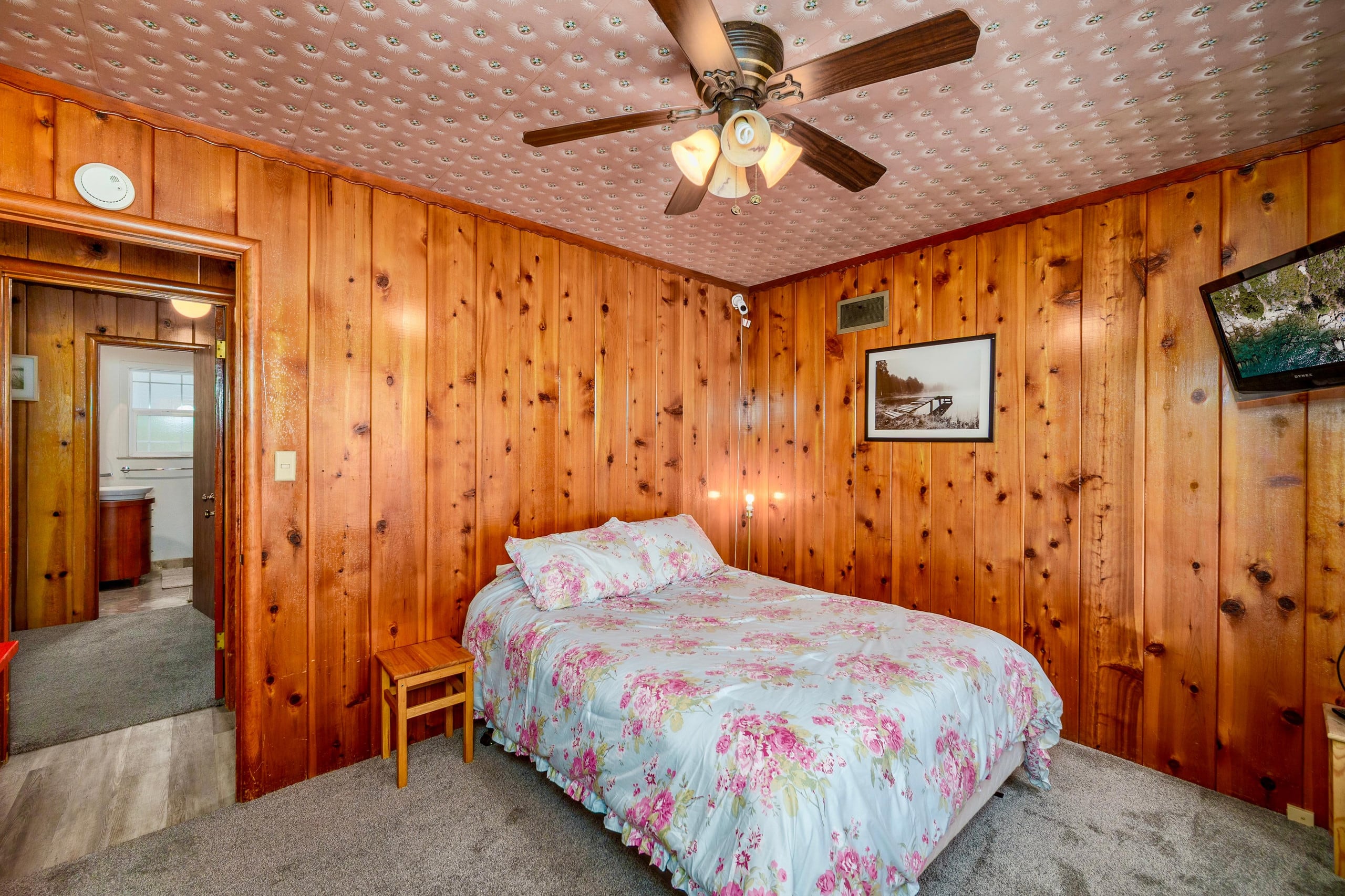 Home in South Lake Tahoe · 3 bedrooms · 5 beds · 2 private baths - Image 18