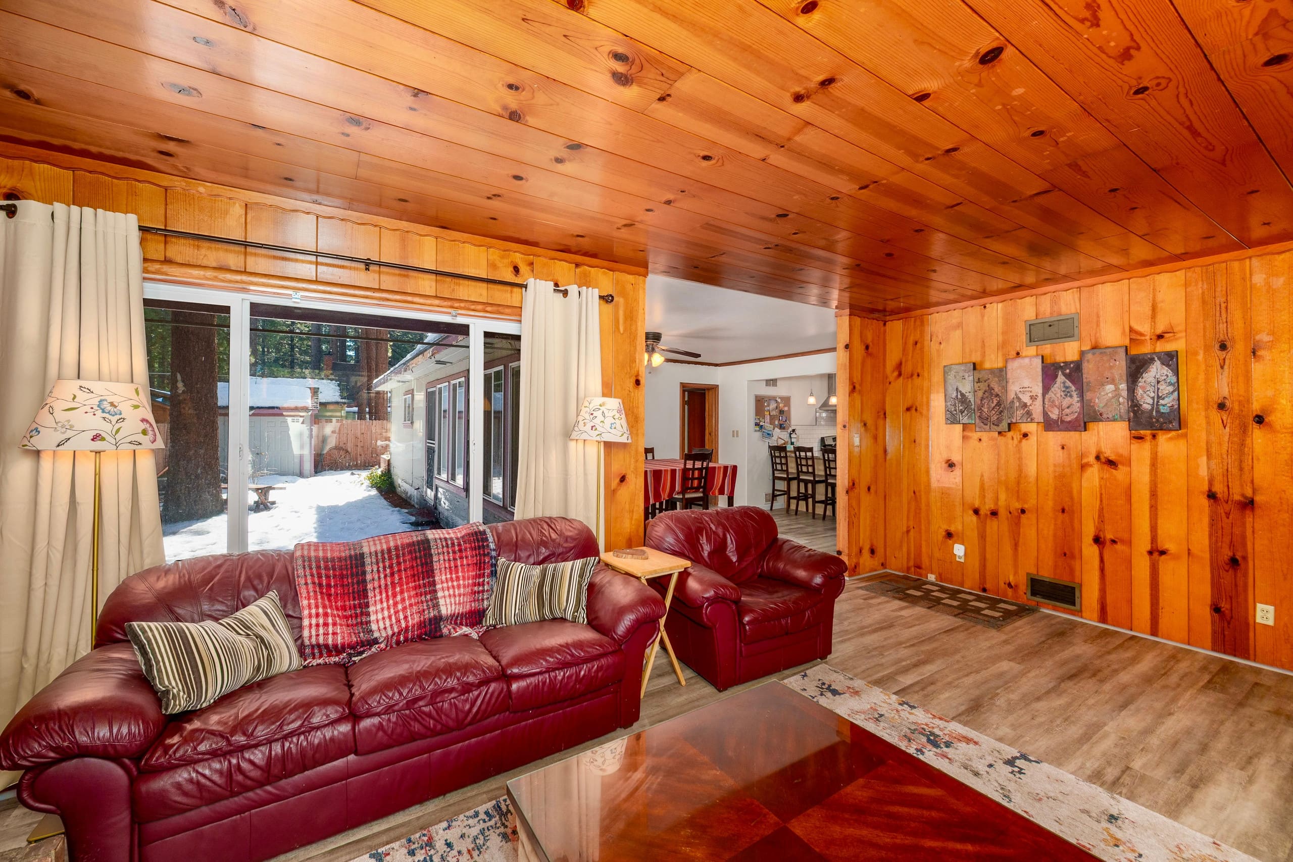 Home in South Lake Tahoe · 3 bedrooms · 5 beds · 2 private baths - Image 4