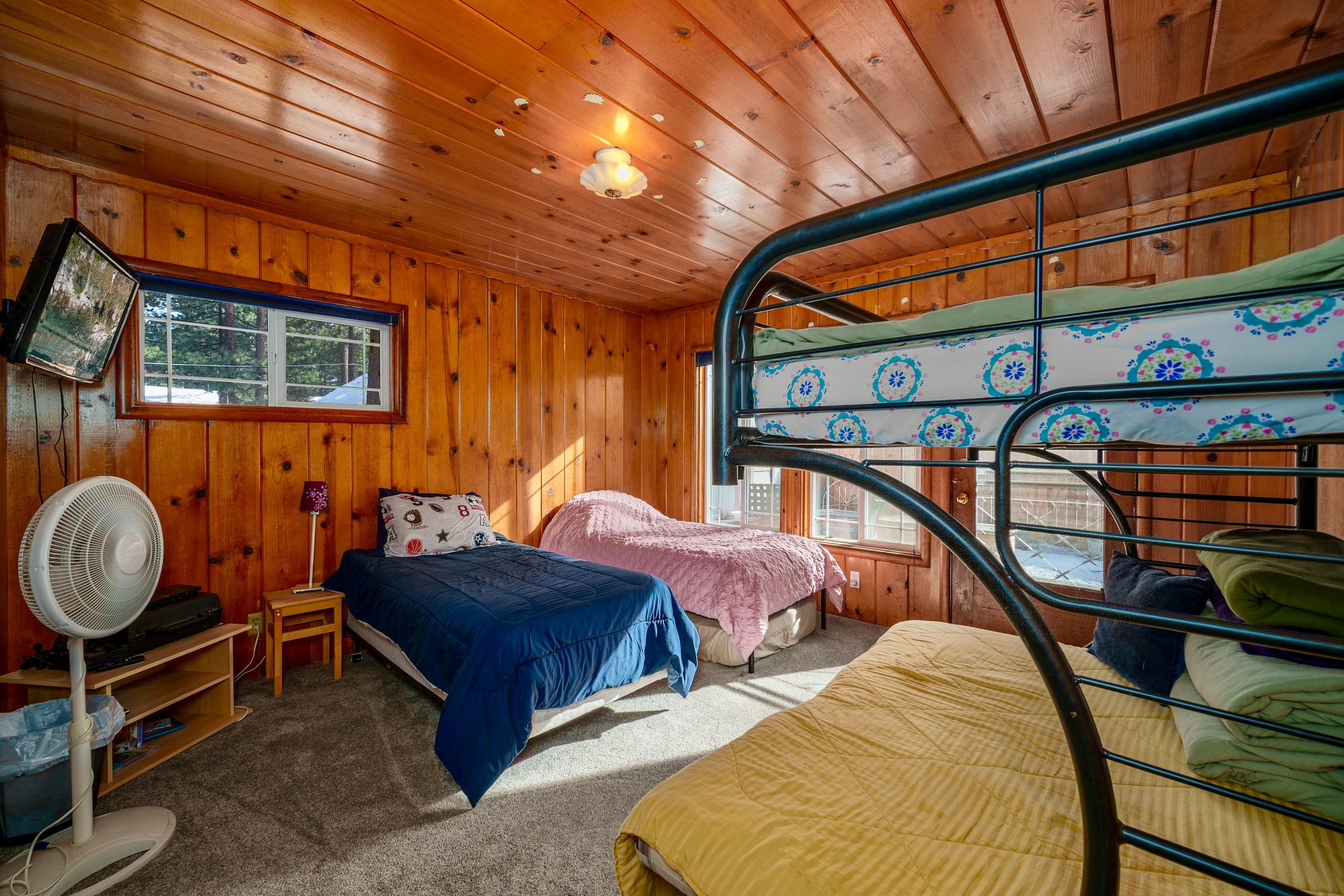 Home in South Lake Tahoe · 3 bedrooms · 5 beds · 2 private baths - Image 20