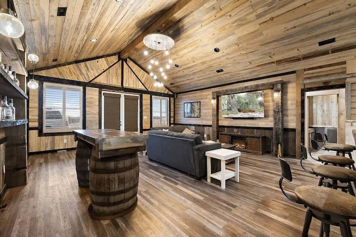 Secluded Group Lodge On 20 Acres - Illinois