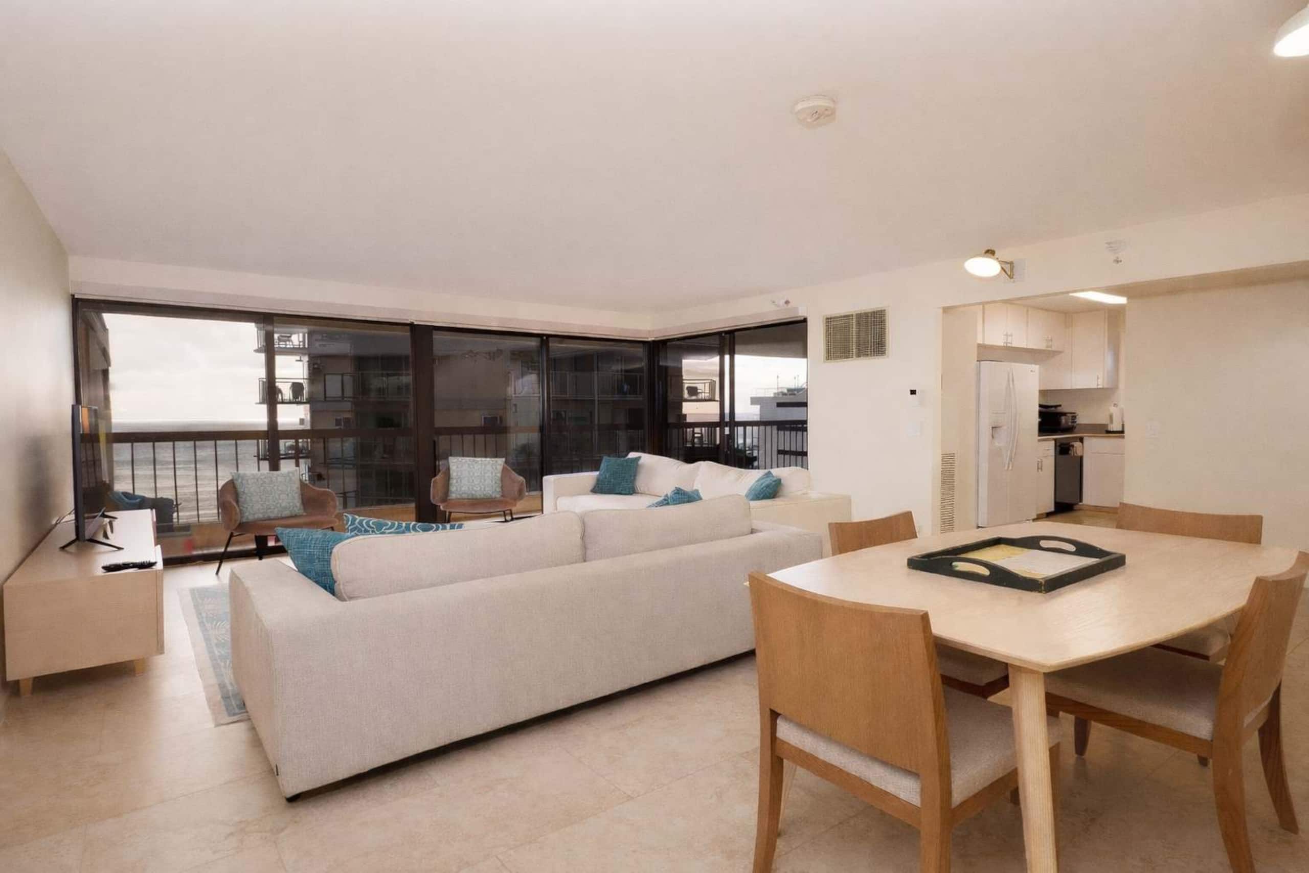 Steps to Waikiki Beach! | Ocean View Balcony - Image 12