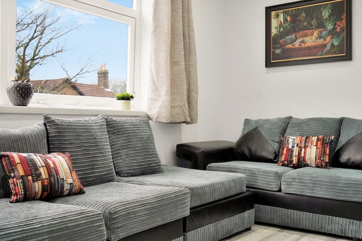 Comfortable Four-bedroom Stay With Balcony - Woolwich