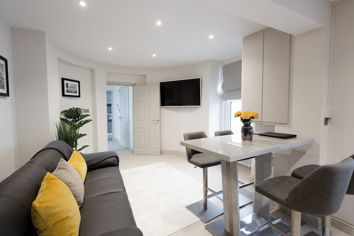 Successful Airbnb property: New Flat | City Centre | Parking | EV Charger in Prestbury