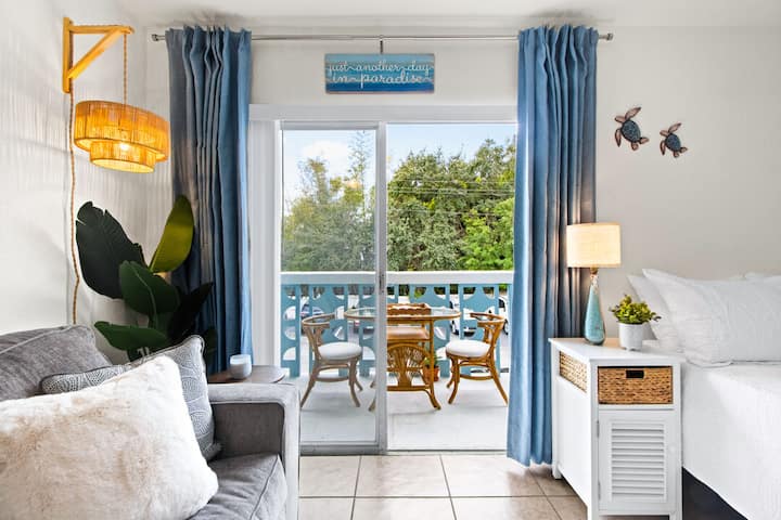 Beautiful Studio Condo W/ Balcony, Pool & Sauna! - Cape Canaveral, FL