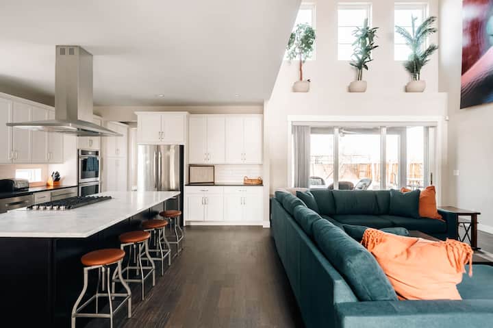 City Park Golf Course Mansion | Hot Tub + Theater - Denver, CO