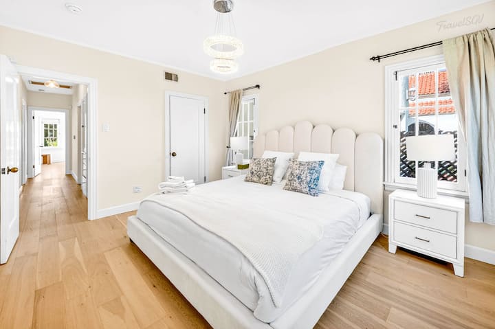 Просторен брачен кревет (king size) дизајниран за длабок одмор по цел ден истражување на долината Сан Габриел. #travelSGV