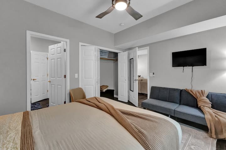 Udobna spavaća soba s kaučem, pametnim televizorom i garderobom C