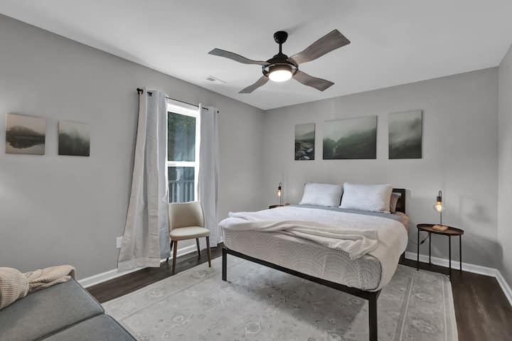 Spavaća soba s bračnim krevetom (160x200), ventilatorom i blagim prirodnim svjetlom, smještajni objekt D