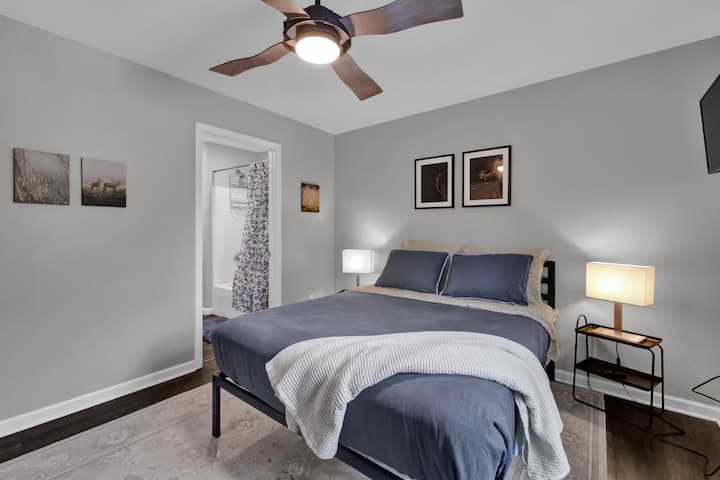 Udobna spavaća soba s bračnim krevetom i privatnom kupaonicom, stropnim ventilatorom, televizorom i toplim osvjetljenjem D