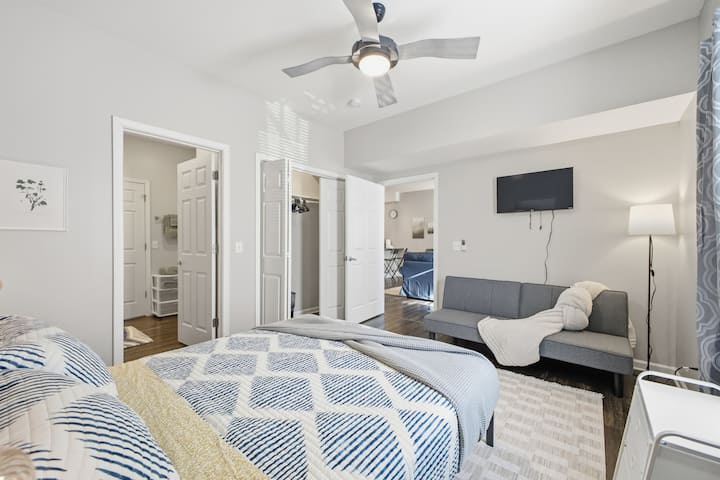 Sunčana spavaća soba s dnevnim boravkom s TV-om, stropnim ventilatorom i privatnom kupaonicom, pristupna jedinica A