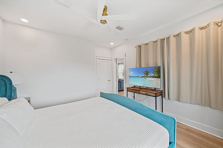 בחדר השינה 5 יש עוד מיטת קינג סייז נעימה, והוא כולל טלוויזיה גדולה וגישה למרפסת פרטית.