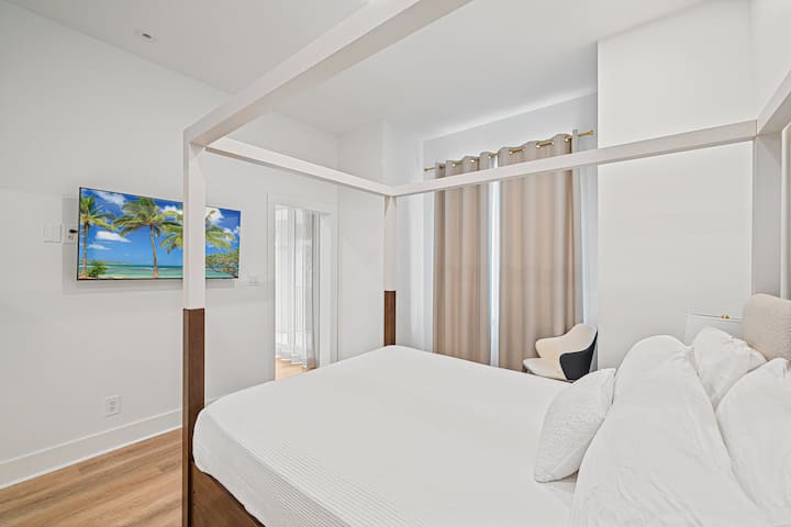 מימין לאזור המגורים מחכה חדר שינה 3, המציע מיטת קווין סייז נוחה.