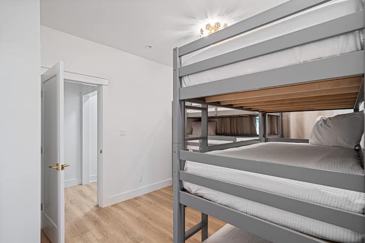 ממש ליד הסלון נמצא חדר שינה 1, מקום המפלט האולטימטיבי לילדים!