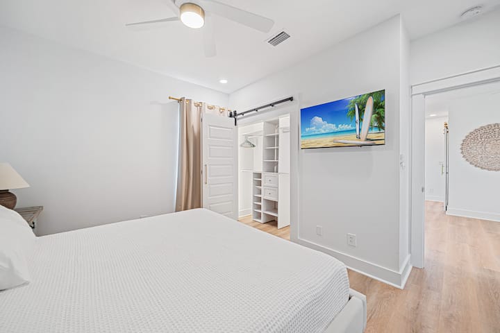 אפשר להירגע במיטת הקינג סייז הנוחה שלנו אחרי יום של כיף בשמש.