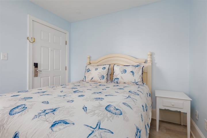 Kényelmes második hálószoba queen méretű ággyal: világos, egyszerű és hívogató