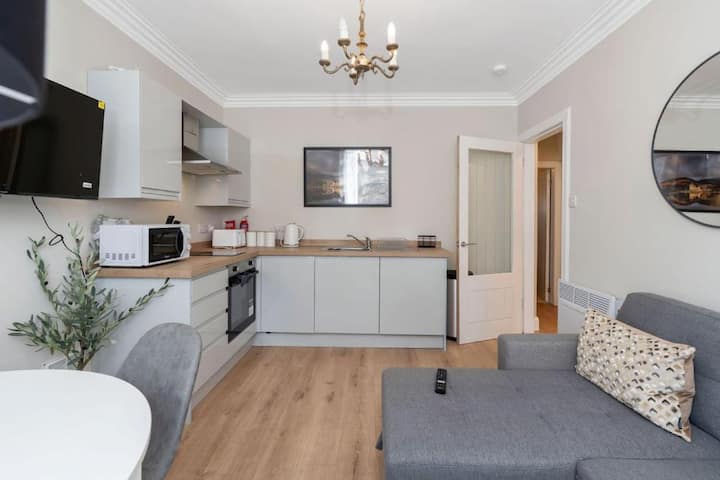 Free Parking | Sleeps 5 | 2 Bedrooms | Central - Hawick