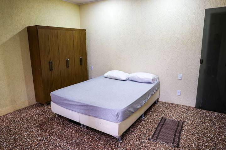 Quarto com armário para melhor organização