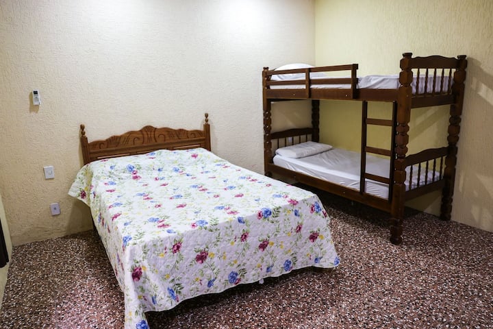 Amplo quarto ideal para toda a família na estadia