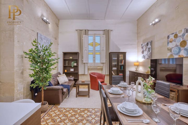 Authentic Maltese 3br, Steps From Sliema Seafront - Malta