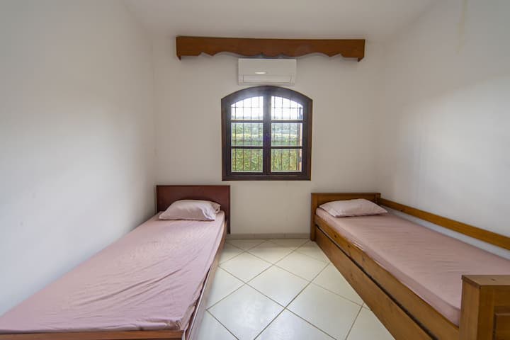 Quarto climatizado com camas de solteiro ideal para acomodar hóspedes
