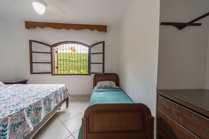  Quarto bem distribuído com ambiente acolhedor