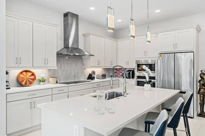 Stylish Beachfront Condo W/ Pool & Beach Access! - Melbourne Beach, FL