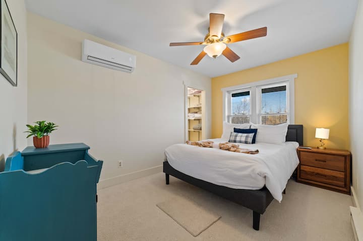 מיטת קווין בחדר השינה השני