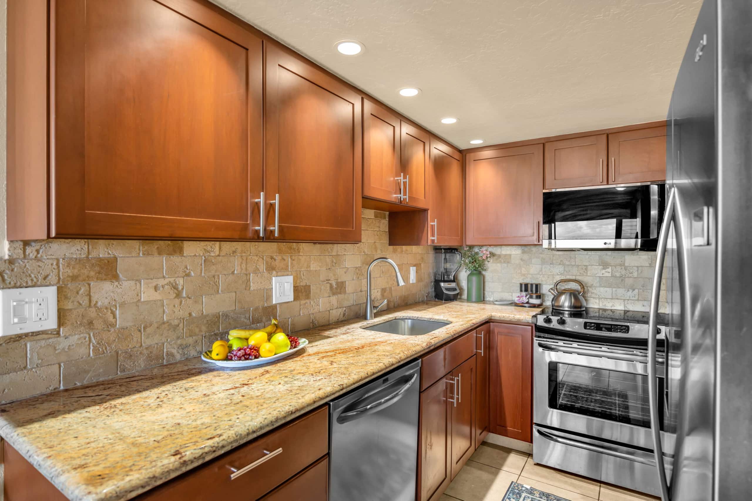 Condo in Lahaina · ★4.67 · 2 bedrooms · 4 beds · 2 baths - Image 21