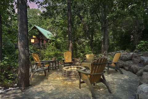 Real Log Cabin, FirePit, Hot Tub, Near Big Cedar!