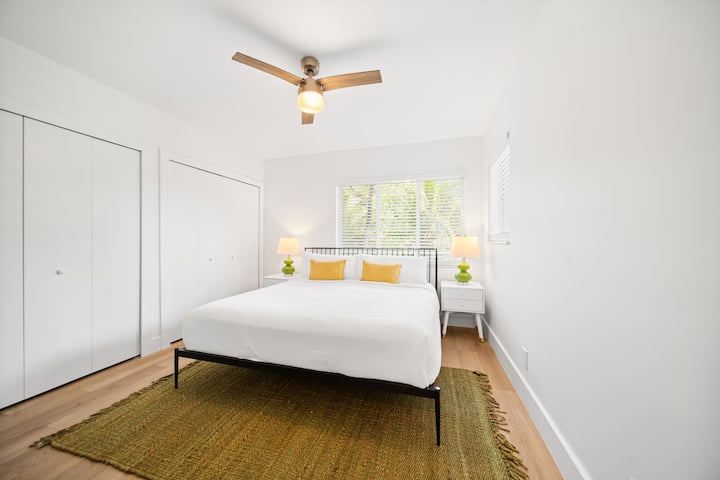 Cama tamaño king con sábanas de alta calidad