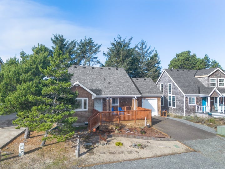 Cottage With Hot Tub, Grill, Large Deck - Manzanita, OR