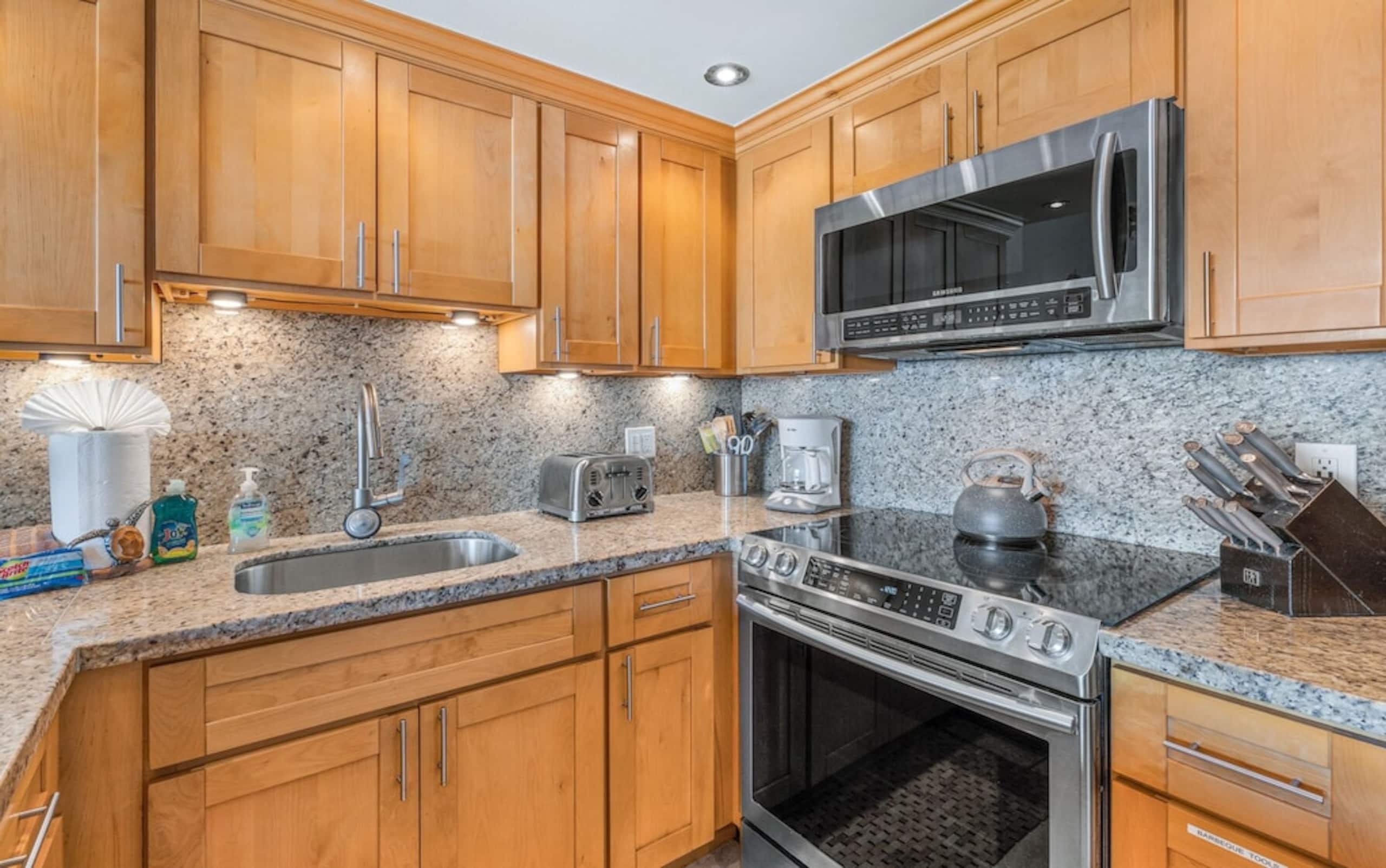 Condo in Lahaina · ★4.76 · 3 bedrooms · 7 beds · 3 private baths - Image 10