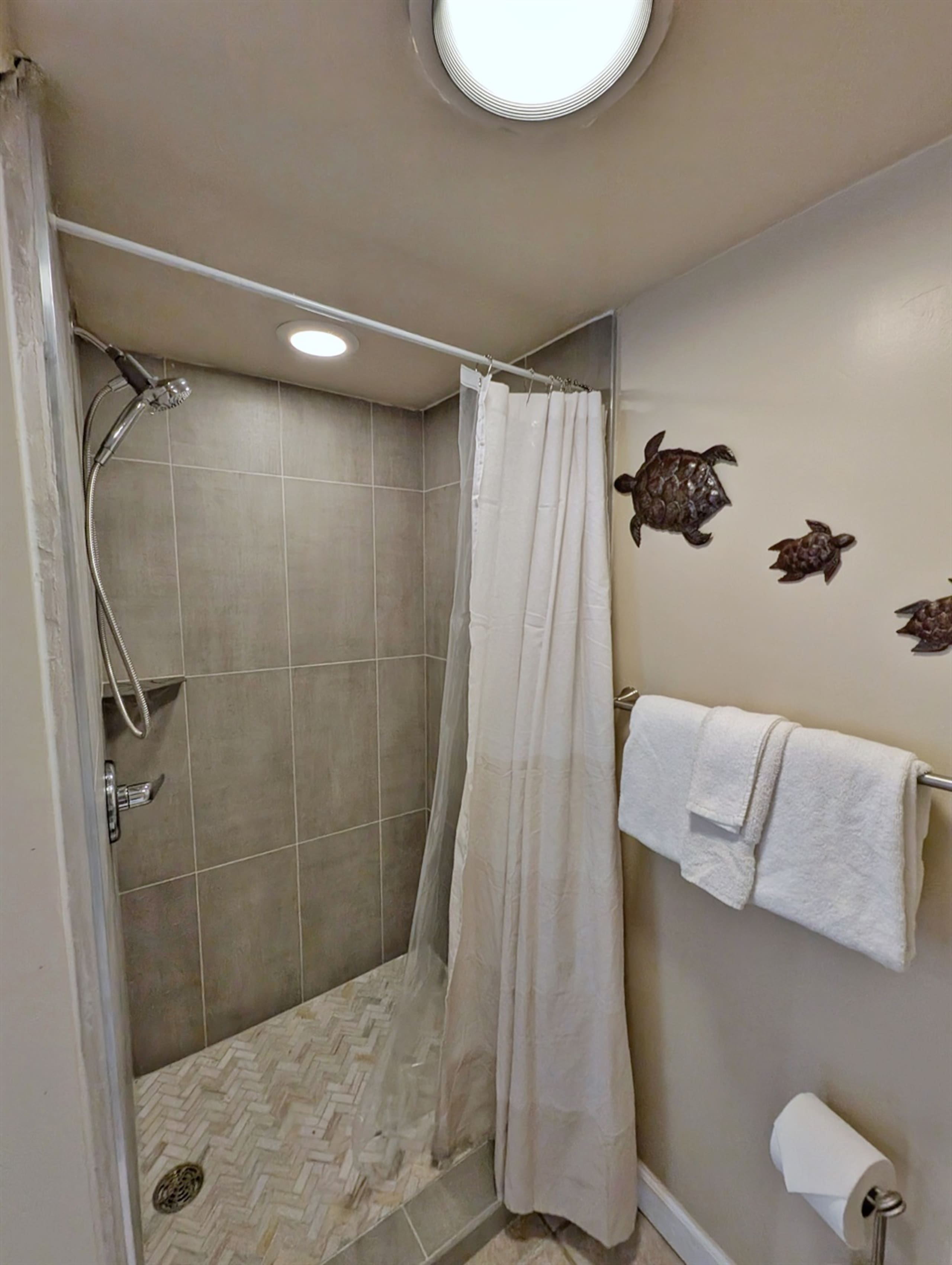 Condo in Lahaina · ★4.76 · 3 bedrooms · 7 beds · 3 private baths - Image 22