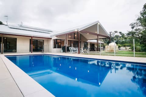 Blue Wren—Chic & Spacious Country Pool House