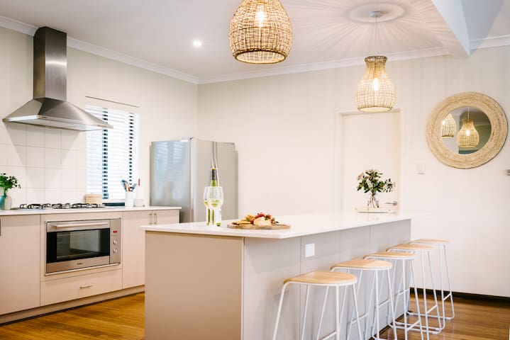 Blue Wren—Chic & Spacious Country Pool House gallery image 3