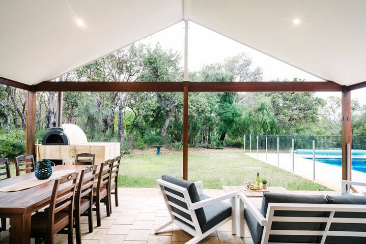 Blue Wren—Chic & Spacious Country Pool House gallery image 4