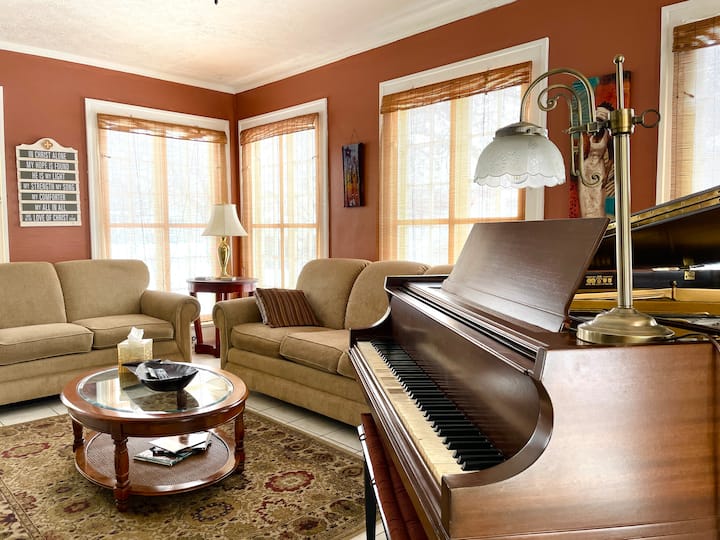 | Hot Tub | The Strong Retreat | Fire Pit | 3br | - Elkhart, IN