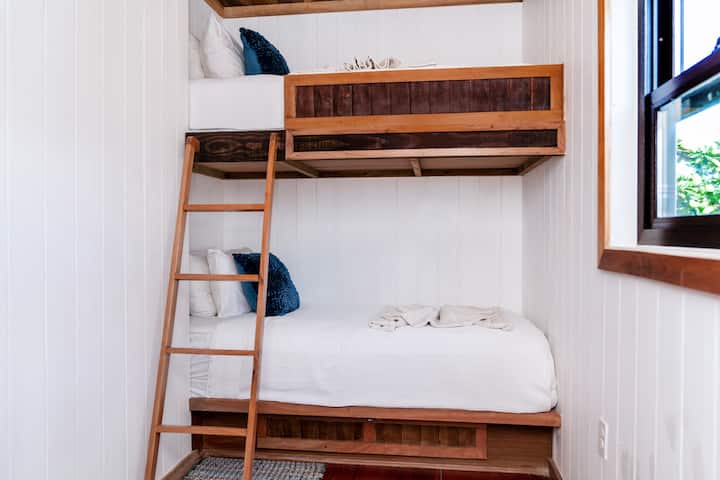 Soba s krevetima na kat u penthouseu.  Udobna soba s ormarom