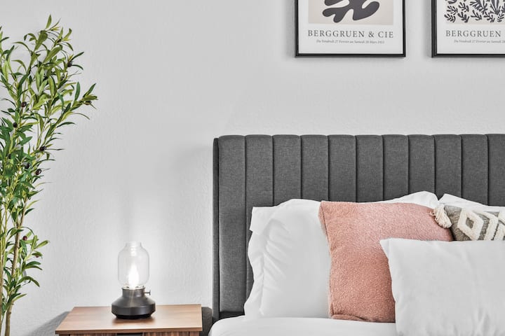 Elegantes detalles del dormitorio diseñados para la comodidad y la relajación. Las sábanas suaves, las almohadas lujosas y la decoración moderna crean un espacio tranquilo para relajarse después de un largo día.