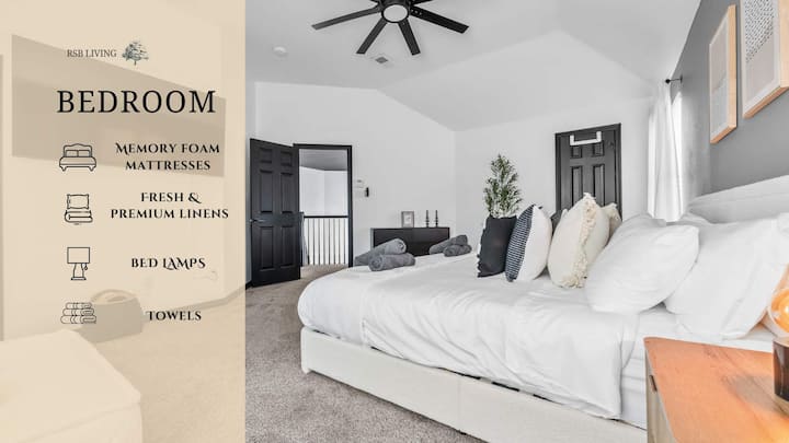 Enorme dormitorio principal con cama tamaño king, sofá cama individual, TV y baño privado.