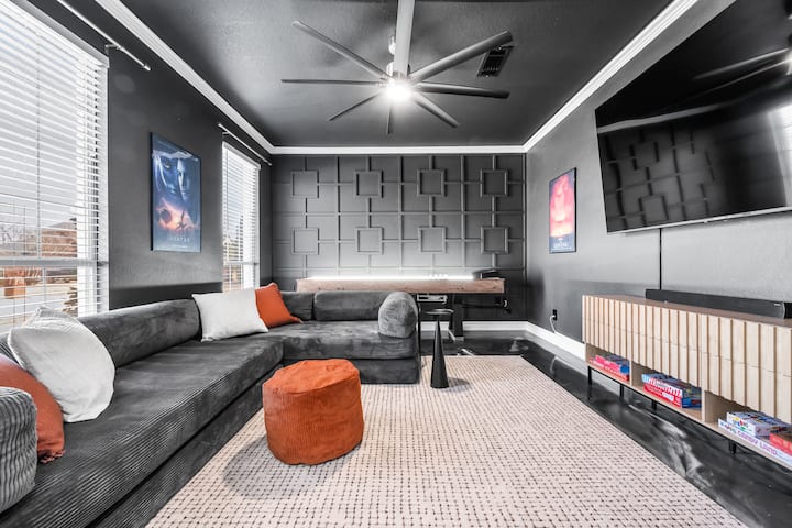 Sala de entretenimiento con gran sección, televisor inteligente de 85", barra de sonido y mesa de juegos, perfecta para noches de cine, juegos y relajación juntos. Este es también el quinto dormitorio, ya que el sofá se puede convertir en una increíble.