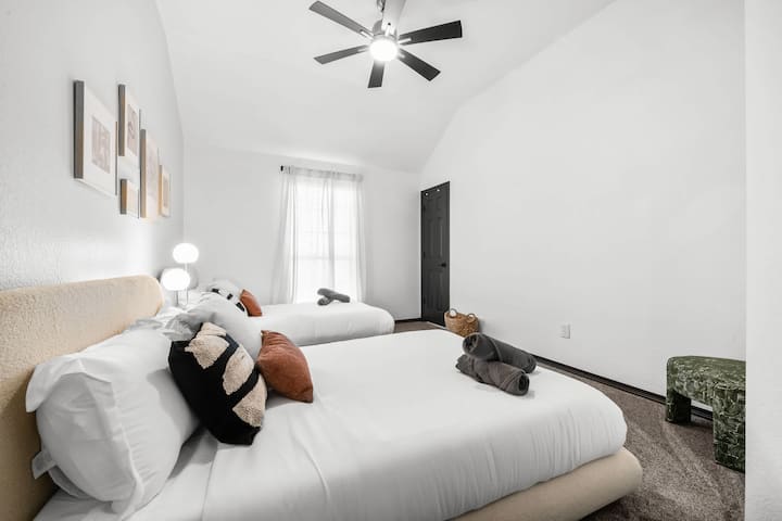 Cómodo dormitorio con una cama lujosa y sábanas suaves, perfecto para una noche de sueño reparador.