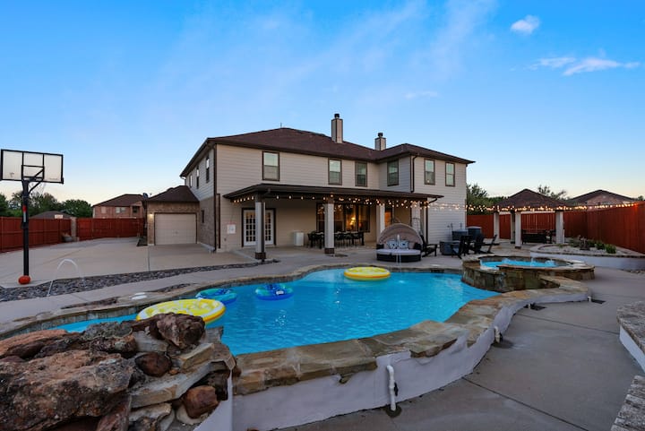 Large Groups' Luxury House - Pool - Sleep 22 - Pflugerville, TX