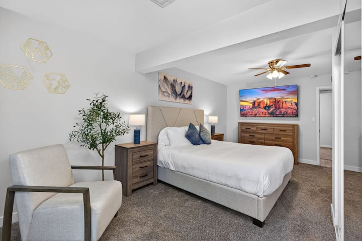 סגנון פוגש נוחות בחדר השינה שלעולם לא תרצו לעזוב.