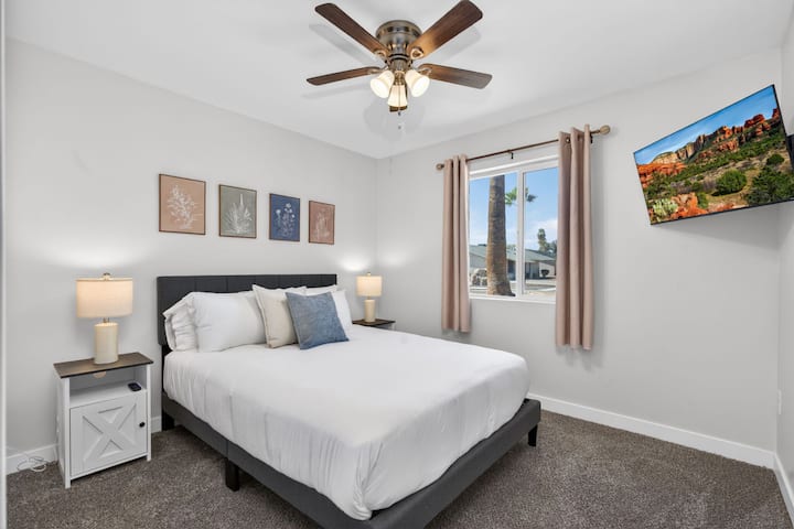 חדר שינה נעים עם מיטת קווין סייז נוחה ללילה של מנוחה.