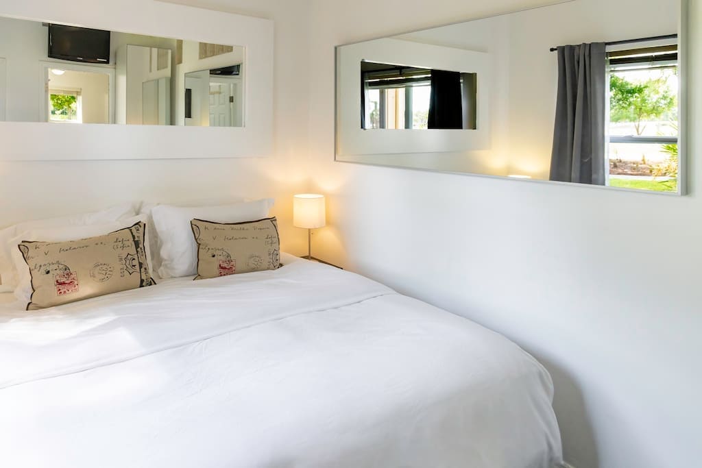 Spálňa č. 2: môže byť vybavená 1 manželskou posteľou King alebo 2 samostatnými posteľami, 24-palcovou inteligentnou televíziou a šatníkom.
