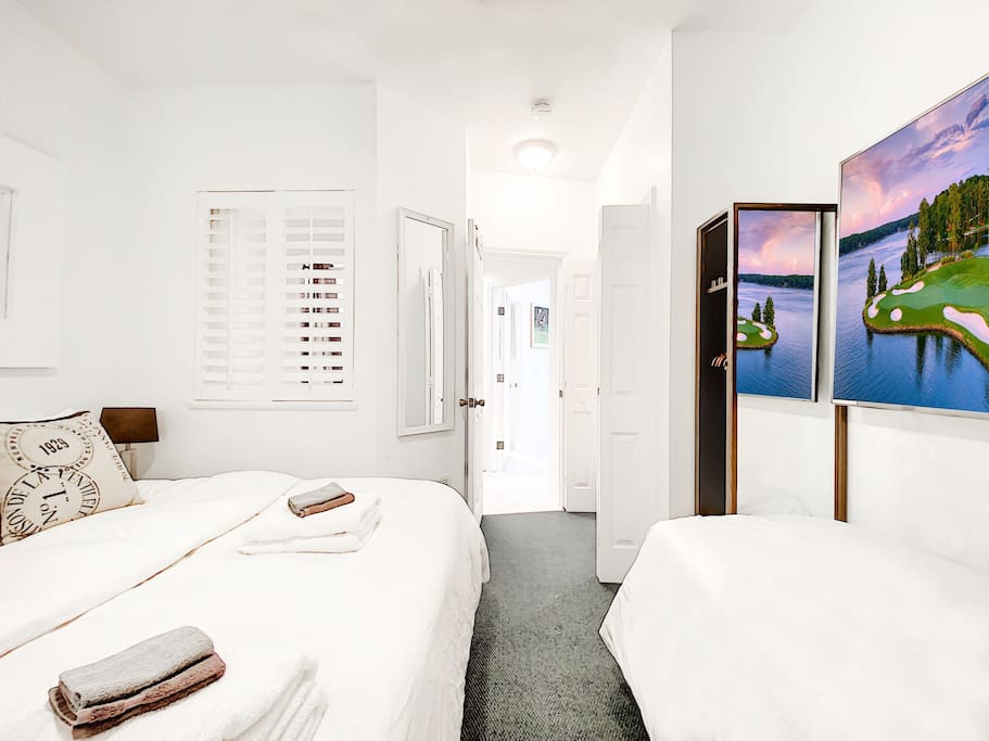 Spálňa č. 1: môže byť vybavená 1 manželskou posteľou King alebo 2 samostatnými posteľami a jednou extra samostatnou posteľou. 70-palcová inteligentná televízia a šatník.