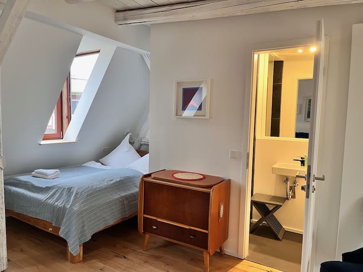 Zona de dormitorio con baño