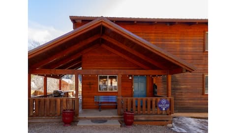 Deer Mountain Lodge - High-End Home - In Town -